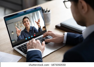 Geschäftsmann in Nahaufnahme, der online mit indischer Geschäftsfrau chattet, Laptop-Bildschirm anschaut, am Arbeitsplatz sitzt, Mitarbeiterbriefing, Brainstorming, Chat, am Internet-Meeting beteiligt