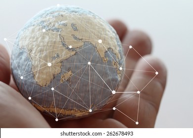 gros plan sur une main d'homme d'affaires montrant la texture du monde avec le concept de réseau de médias sociaux numériques Diagramme Éléments de cette image meublée par la NASA