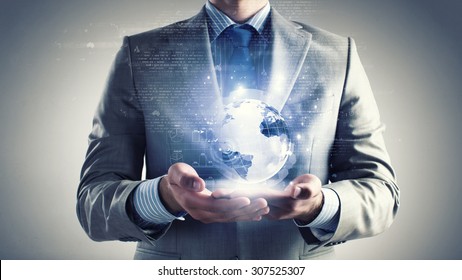 Gros plan sur un homme d'affaires tenant un globe numérique à palme
