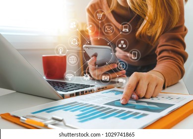 Nahaufnahme einer Geschäftsfrau, die mit Smartphone, Laptop und digitalen Tablet-Computern im modernen Büro arbeitet mit einem virtuellen Symbol-Diagramm