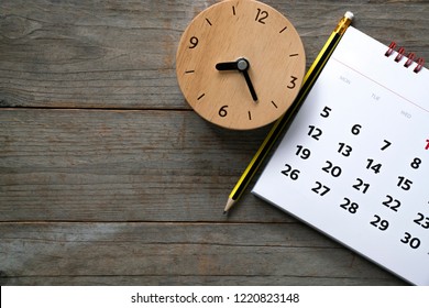 Nahaufnahme von Kalender und Uhr am Tisch, Planung von Geschäftstreffen oder Reiseplanungsplanung
