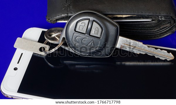 Close up car\
keys and mobile phones on the\
table