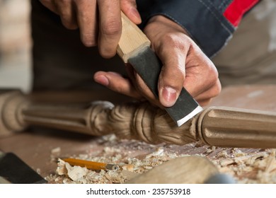 Nahaufnahme der Hände des Tischlers, die mit dem Cutter arbeiten