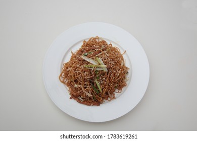 Close Up Of  Chinese Hong Kong And Cantonese Style Cuisine Soy Sauce Fried Noodle With Bean Sprouts And Shredded Pork