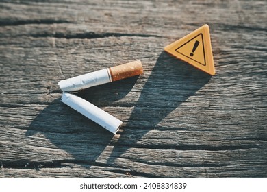 cerrar cigarrillos y señas de precaución en mesa de madera, copiar espacio para texto, atención médica y de salud, dejar de fumar, 31 may no world ningún concepto del día del tabaco