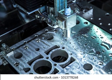 Nahaufnahme des CNC-Fräs-/Bohrmaschinenarbeitsprozesses an der Metallfabrik, industrieller Metallarbeitsprozess in der Stahlstrukturindustrie.