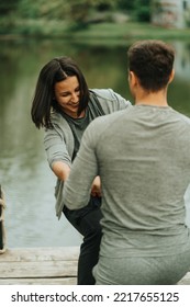 Cercano una pareja que
