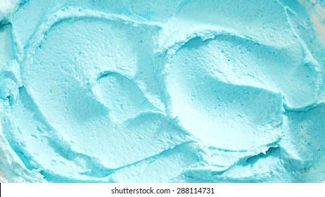 Cierre del Crema de Hielo Girado Azul Cremoso en Vat, fondo de marco completo