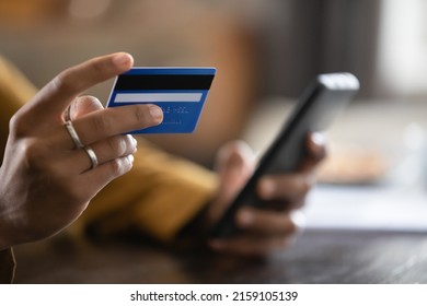 Close up cropped view African female do online shopping use credit card and smart phone. Cashless payment, easy quick money transfer using mobile application, secure e-pay, e-bank app usage concept Foto Stock