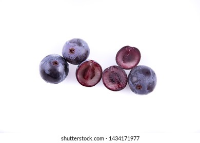Close up cut and whole grapes