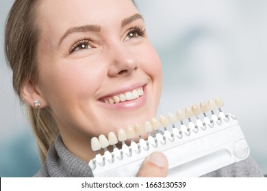 Nahaufnahme eines Zahnarztes unter Verwendung einer Schattenführung am Mund zur Überprüfung der Zähnvene auf Bleichmittel 
