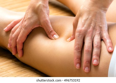 Nahaufnahme Detail des Therapeuten Massage auf weiblichen Hamstring.