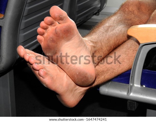 汚い人間の裸足の脚の接写 の写真素材 今すぐ編集