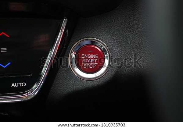 Close up engine car start button.\
Start stop engine modern new car button,Makes it easy to turn auto\
mobile on and off. a key fob unique ,selective\
focus