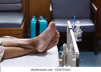 Close Up Feet Of Elderly Over 80 S Asian Man Patient Lie Down On Bed After Chemotherapy Of Liver Cancer In Hospital Ward Room, Senior Man Lie Down On Bed In Hospital Waiting The Doctor Examining.