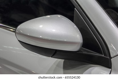 Die Nahaufnahme der Vorderseite des grauen luxuriösen Beifahrerspiegels.