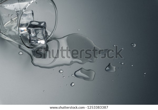 テーブルに氷をこぼしたコップ1杯の水の接写 の写真素材 今すぐ編集