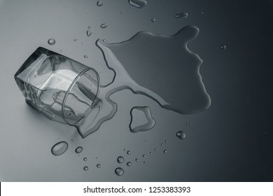コップ 水 こぼす の画像 写真素材 ベクター画像 Shutterstock