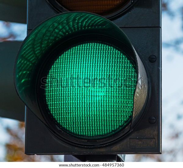 close up of a green traffic\
light