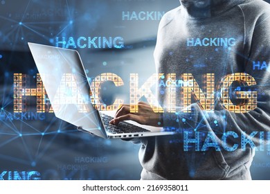 Nahaufnahme von Hackern mit Laptop mit abstraktem hackendem Hologramm auf unscharfem Bürohintergrund. Hacktes Gerät, Malware und Phishing-Konzept. Doppelbelichtung