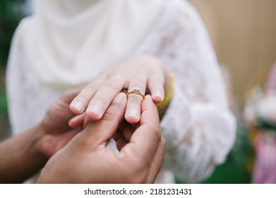 Close Up Hand Muslim Groom Waering Wedding Ring To Left Finger Of Muslim Bridge With Copy Space.concept For Wedding Card Background,poster, Invitation Card 