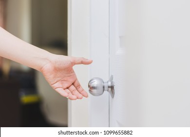 закрыть руку женщины, тянусь к дверной ручке, открывая дверь