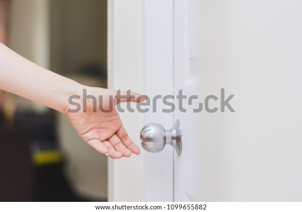 ドアのノブに手を伸ばしてドアを開けた女性の手の接写 の写真素材 今すぐ編集