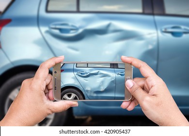 Nahaufnahme der Hand von Frau, die Smartphone hält, und Foto von Autounfall machen