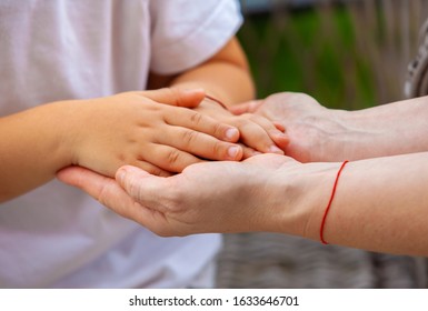 孫と祖母の手の接写