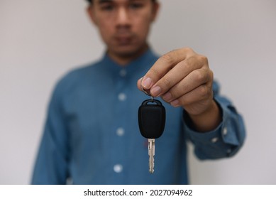 Close Up Hands Holding Car Keys. Man Holding Key Of Car Giving To Agent Of Insurance For Sell. Business Investment Insurance Car Seizure And Car Concept.