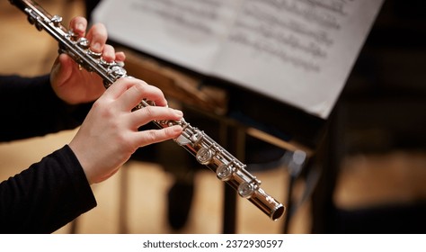 Cierre de las manos jugando flauta