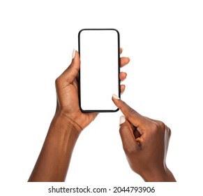 Nahaufnahme von Händen einer Frau, die Smartphone auf weißem Hintergrund zeigt. Afrikanische Frau Hände berührt leere Bildschirm des Handys über weiße Wand. Nahaufnahme von Händen mit App auf dem Handy.