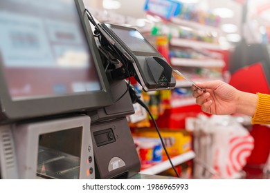 Nahaufnahme der weiblichen Hand 
 mit Pos Kasse Maschine Einzelhandel, Kreditkartenzahlung Service. Der Kunde zahlt für die Bestellung von Käse im Lebensmittelgeschäft Supermarkt Geschäft.