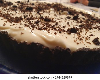 close up image of homemade oreo pie with fluffy vanilla cream and oreo crumbles on top 