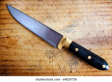 close up image of kitchen knife with cutting board