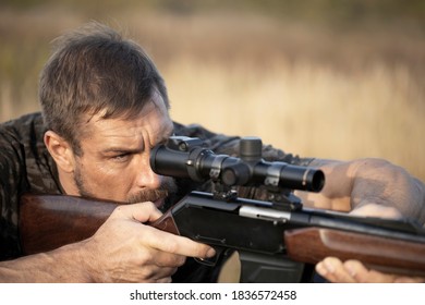 Nahaufnahme eines Schießgewehr für Männer. Bild während der Jagd auf Großwild aufgenommen. Jagdzeit, Herbstsaison geöffnet.