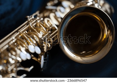 Close up image of saxaphone bell and keys