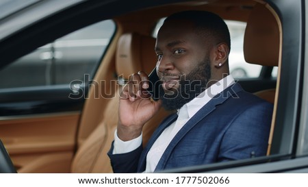 Similar – junger afroamerikanischer Mann lächelnd glücklich, Selfie zu nehmen.