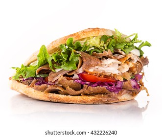 закрыть кебаб сэндвич на белом фоне
