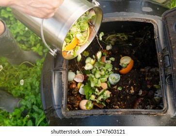 Nahaufnahme der Küchenabdeckung mit Compost-Bin mit Lebensmittelgeschirr 
