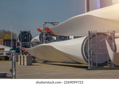 Cierre de una gran hoja de turbina eólica almacenada para su transporte con barco. Se almacenaron cuchillas de turbina eólica para su posterior envío.