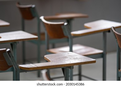 Nahaufnahme eines Vorlesungsraumes oder eines leeren Schulraumes mit Schreibtischen und Stuhl an der Universität