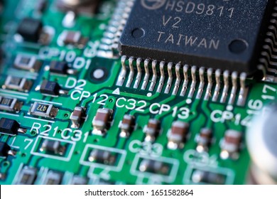 Nahaufnahme von Makroaufnahmen von integrierten Komponenten der Hauptplatine oder der Leiterplatte. Made in Taiwan, Science and Technology Konzept. Schmale Tiefe des Feldes und Kopienraum.