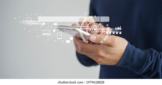 Nahaufnahme der Hand mit Smartphone zur Verwendung von Suchmaschinen-Optimierungs-Tools (SEO) zur Kundensuche oder zur Werbung und Werbung für Online-Inhalte für Marketingtechnologie und Geschäftskonzept
