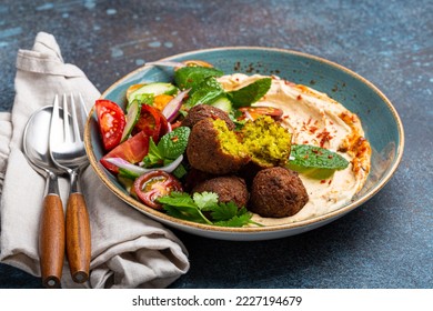 Cierre de la comida árabe de Medio Oriente con falafel frito, humus, ensalada de verduras