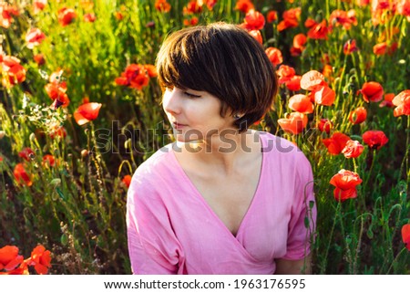 Junge glückliche Frau, die einen sonnigen Tag in der Natur genießt.