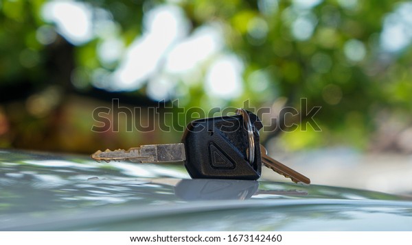 Close up the\
motorcycle key on the\
table
