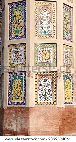 Close up of mughal art work on Chauburji building, attrects toward itself