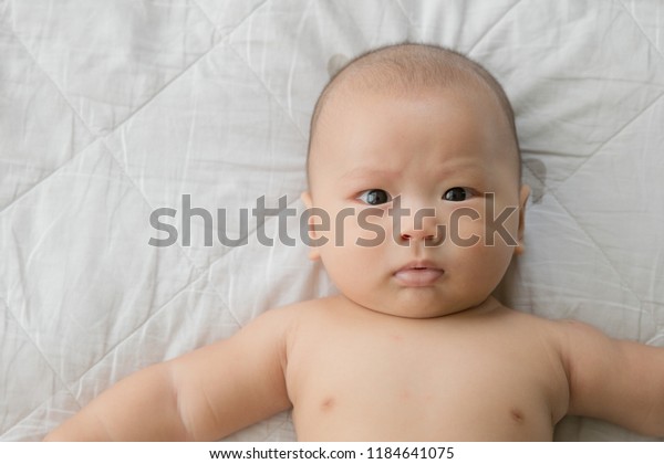 Asian Looking Down Nude - Close Naked Asian Baby Looking Camera Stockfoto (Jetzt ...