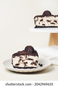 Close Up Of Non Bake Oreo Cheesecake Topped With Oreo Crust And Cookie In A Plate 